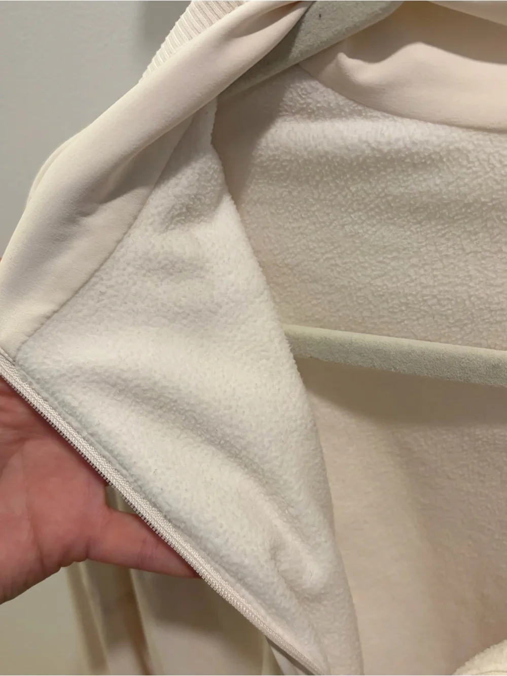 ALO Yoga Elevation Cropped Jacket in Cream